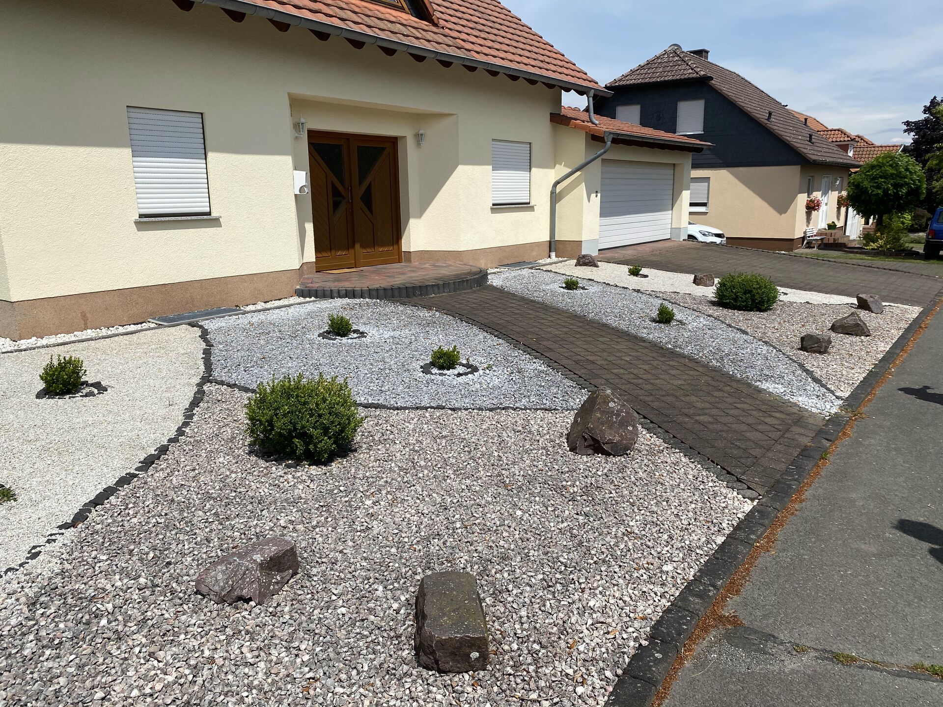 Negativbeispiel, dieser klassische „Schottergarten“ ist ökologisch tot. Hier können keine heimischen Pflanzen oder Tiere überleben. Foto: Matthias Wucherer